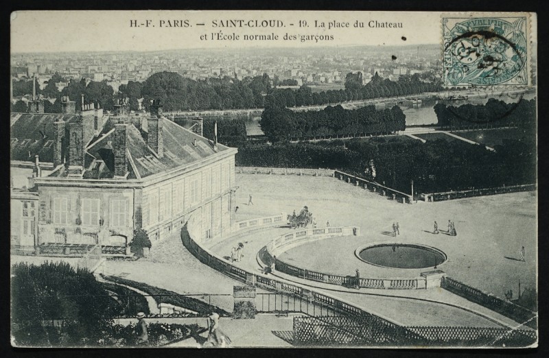 Carte postale ancienne La place du Château et l'Ecole normale des garçons à Saint-Cloud