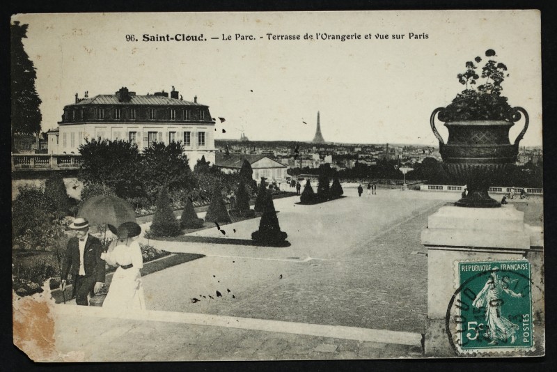 Carte postale ancienne Le Parc - Terrasse de l'Oangerie et vue sue Paris à Saint-Cloud