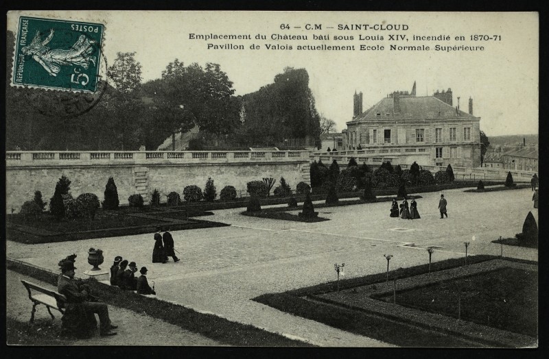 Carte postale ancienne Emplacement du Château bâti sous Louis XIV, incendié en 1870-71. Pavillon de Valois actuellement Ecole Normale Supérieure à Saint-Cloud