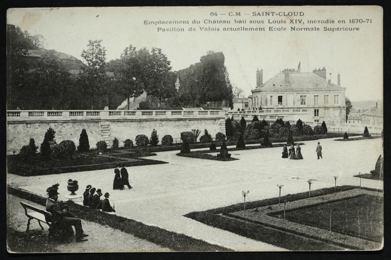 Carte postale ancienne Emplacement du Château bâti sous Louis XIV, incendié en 1870-71. Pavillon de Valois actuellement Ecole Normale Supérieure à Saint-Cloud