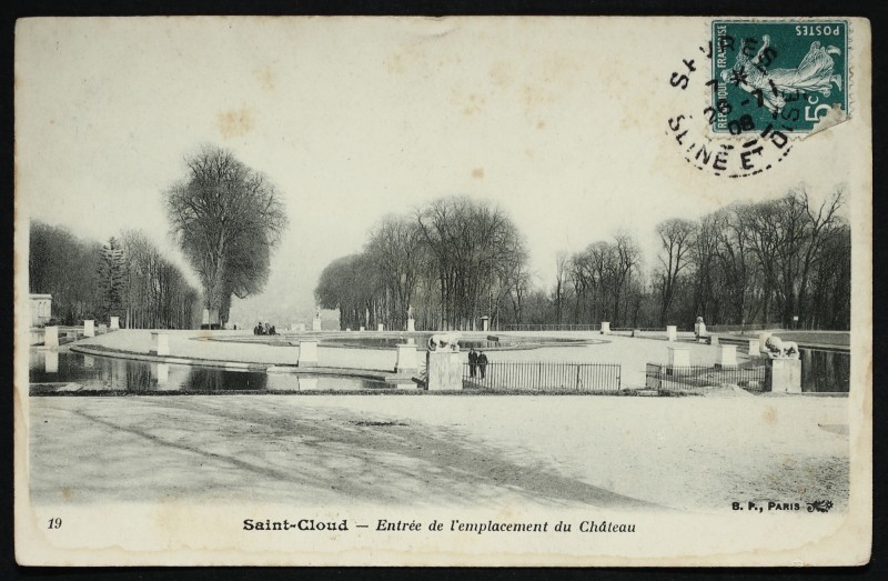 Carte postale ancienne Entrée de l'emplacement du château à Saint-Cloud