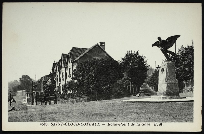 Carte postale ancienne Saint-Cloud Coteaux - Rond-Point de la gare à Saint-Cloud