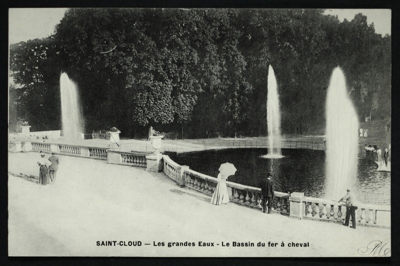 Carte postale ancienne Les grandes Eaux - Le Bassin du fer à cheval à Saint-Cloud