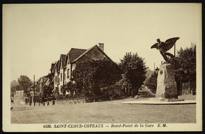 Carte postale ancienne Saint-Cloud Coteaux - Rond-Point de la gare à Saint-Cloud