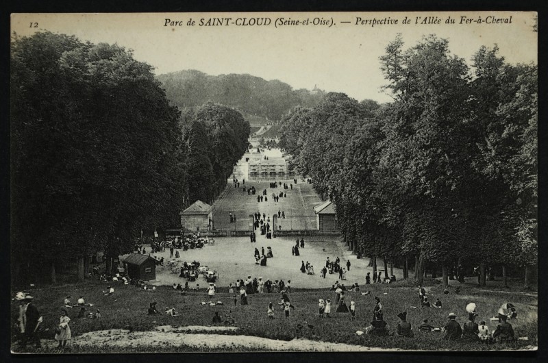Carte postale ancienne Perspective de l'Allée du Fer-à-Cheval à Saint-Cloud