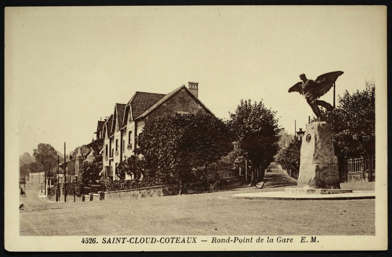 Carte postale ancienne Saint-Cloud Coteaux - Rond-Point de la gare à Saint-Cloud