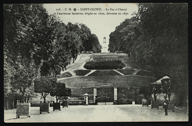 Carte postale ancienne Le Fer-à-Cheval et l'ancienne lanterne, érigée en 1800, détruite en 1870 à Saint-Cloud