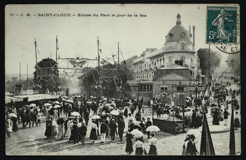 Carte postale ancienne Entrée du Parc le jour de la fête à Saint-Cloud