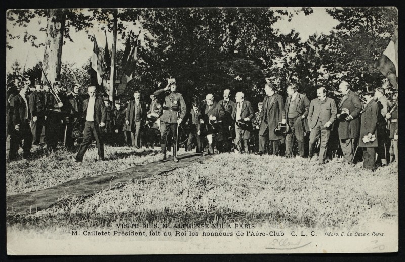 Carte postale ancienne M. Cailletet, Président fait au Roi les honneurs de l'aéro-Club à Saint-Cloud
