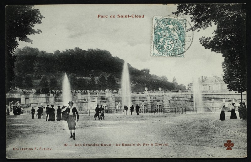 Carte postale ancienne Les Grandes Eaux - Le Bassin du Fer à Cheval à Saint-Cloud
