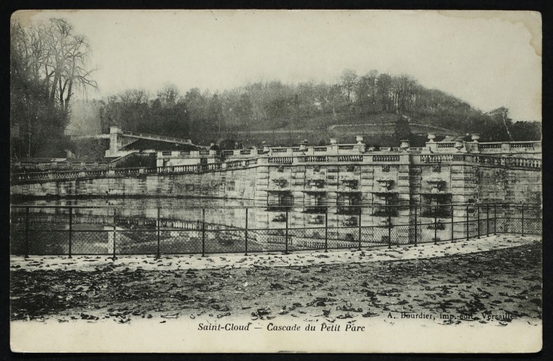 Carte postale ancienne Cascade du petit Parc à Saint-Cloud