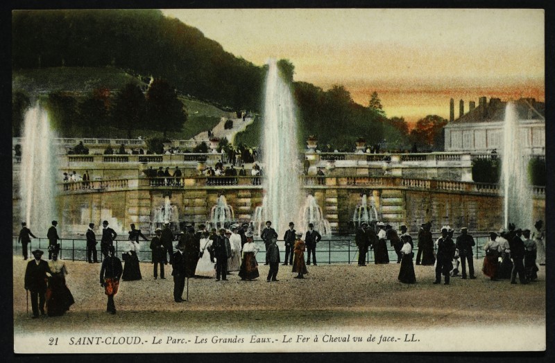 Carte postale ancienne Les Grandes Eaux - Le Fer à Cheval vu de face à Saint-Cloud