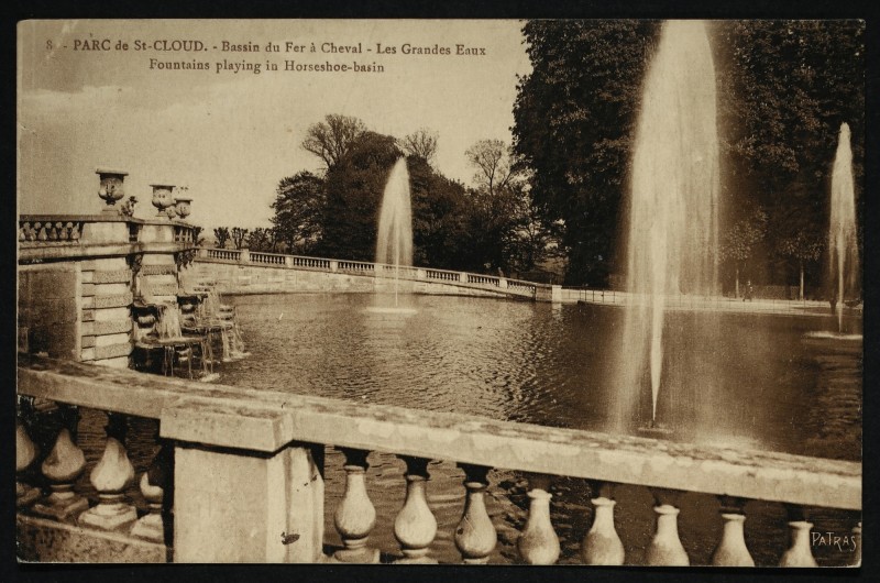 Carte postale ancienne Bassin du Fer à Cheval - Les Grandes Eaux - Fountains playing in Horseshoe-basin à Saint-Cloud