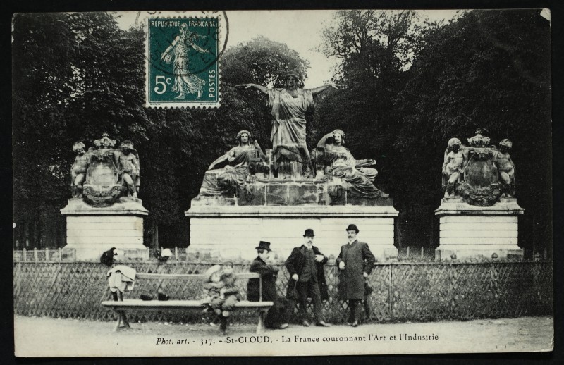 Carte postale ancienne La France couronnant l'Art et l'Industrie à Saint-Cloud