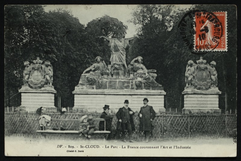 Carte postale ancienne La France couronnant l'Art et l'Industrie à Saint-Cloud