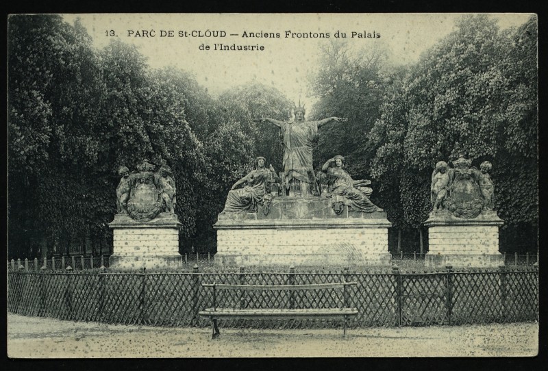 Carte postale ancienne Anciens Frontons du Palais de l'Industrie à Saint-Cloud