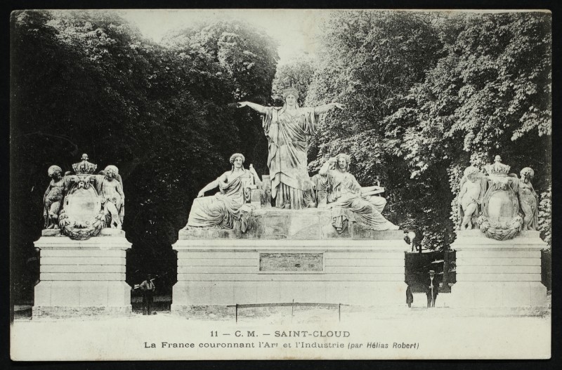 Carte postale ancienne La France couronnant l'Art et l'Industrie à Saint-Cloud