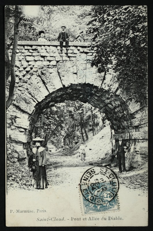 Carte postale ancienne Pont et Allée du Diable à Saint-Cloud