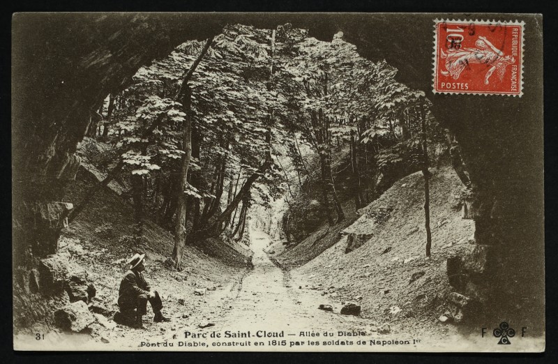 Carte postale ancienne Allée du Diable - Pont du Diable, construit en 1815 par les soldats de Napoléon Ier à Saint-Cloud
