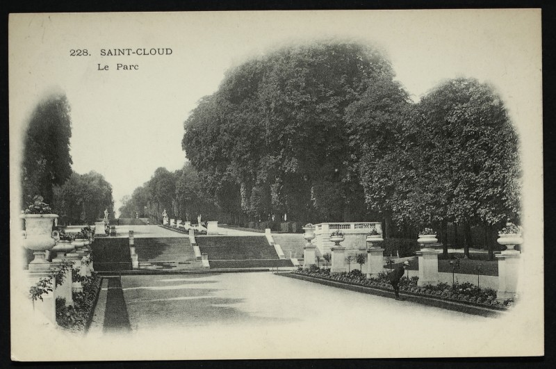 Carte postale ancienne Le Parc à Saint-Cloud