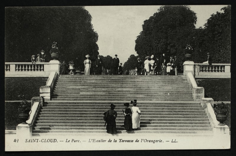Carte postale ancienne L'Escalier de la Terrasse de l'Orangerie à Saint-Cloud