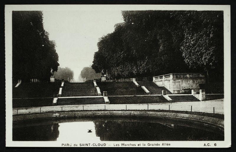 Carte postale ancienne Les Marches de la Grande Allée à Saint-Cloud