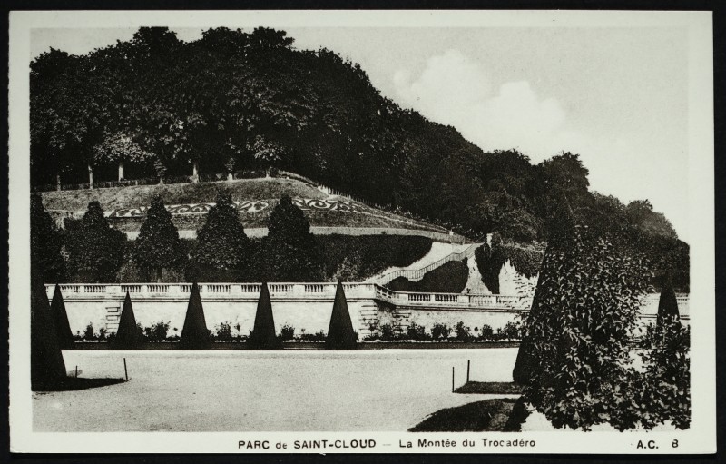 Carte postale ancienne La Montée du Trocadéro à Saint-Cloud