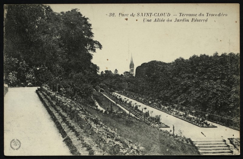 Carte postale ancienne Terrasse du Trocadéro - Une allée du jardin réservé à Saint-Cloud