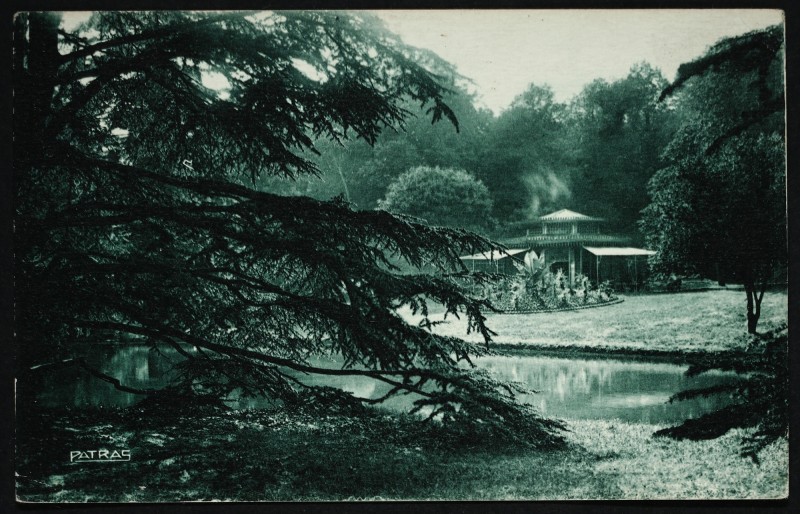 Carte postale ancienne Le Kiosque du Trocadéro (Ancien kiosque du Prince Impérial) - Summer-house of the Trocadero (Belonged to the Prince Imperial) à Saint-Cloud