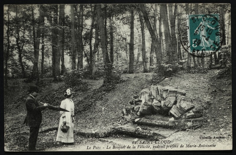 Carte postale ancienne Le Bosquet de la Félicité, endroit préféré de la Reine Marie-Antoinette à Saint-Cloud