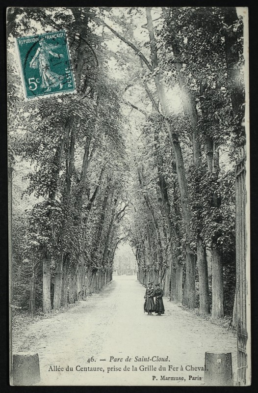 Carte postale ancienne Allée du Centaure, prise de la Grille du Fer à Cheval à Saint-Cloud