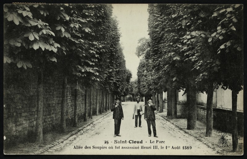 Carte postale ancienne Allée des Soupirs où fut assassiné Henri III, le 1er Août 1589 à Saint-Cloud