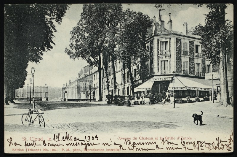 Carte postale ancienne Avenue du Château et la Grille d'Entrée à Saint-Cloud