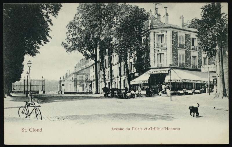 Carte postale ancienne Avenue du Château et la Grille d'Entrée à Saint-Cloud
