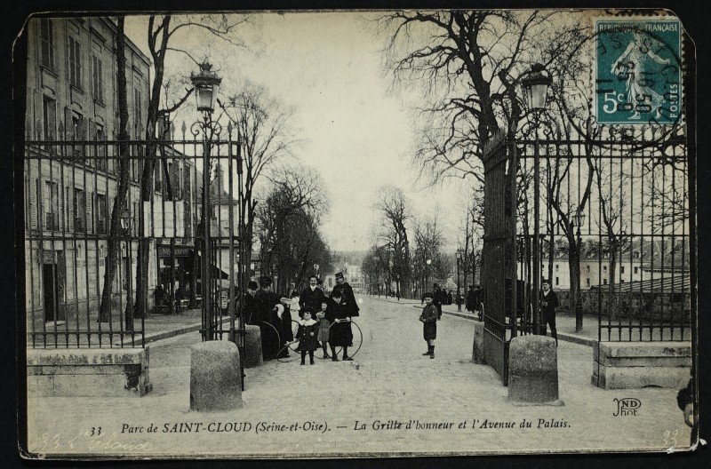 Carte postale ancienne La Grille d'honneur et l' Avenue du Palais à Saint-Cloud