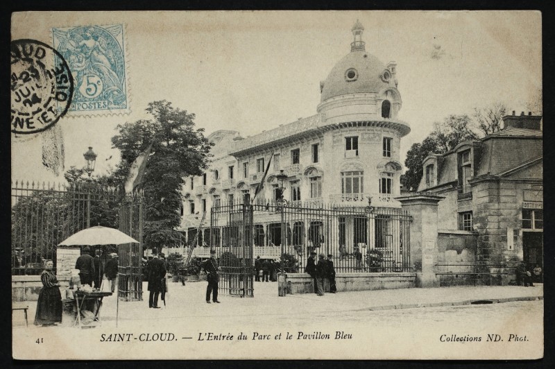 Carte postale ancienne L'Entrée du parc et le Pavillon Bleu à Saint-Cloud