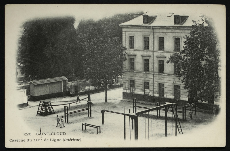 Carte postale ancienne Caserne du 101è de Ligne (Intérieur) à Saint-Cloud