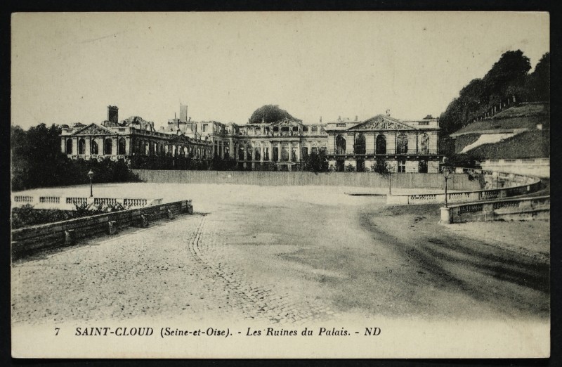 Carte postale ancienne Les Ruines du Palais à Saint-Cloud