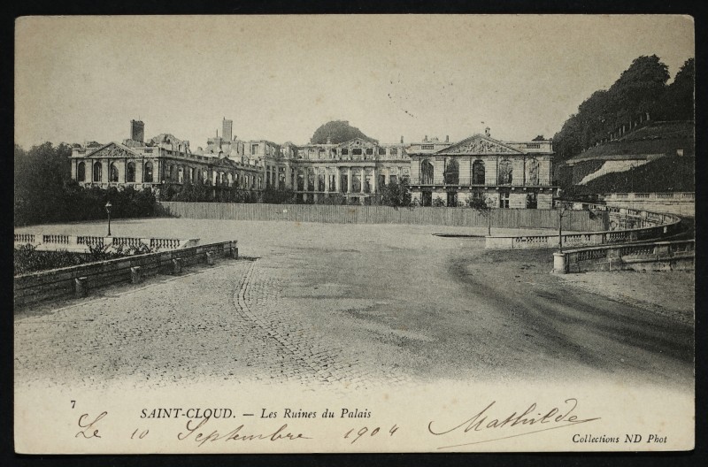 Carte postale ancienne Les Ruines du Palais à Saint-Cloud
