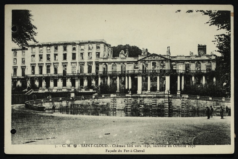 Carte postale ancienne Château bâti vers 1650, incendié en Octobre 1870 - Façade du Fer-à-cheval à Saint-Cloud