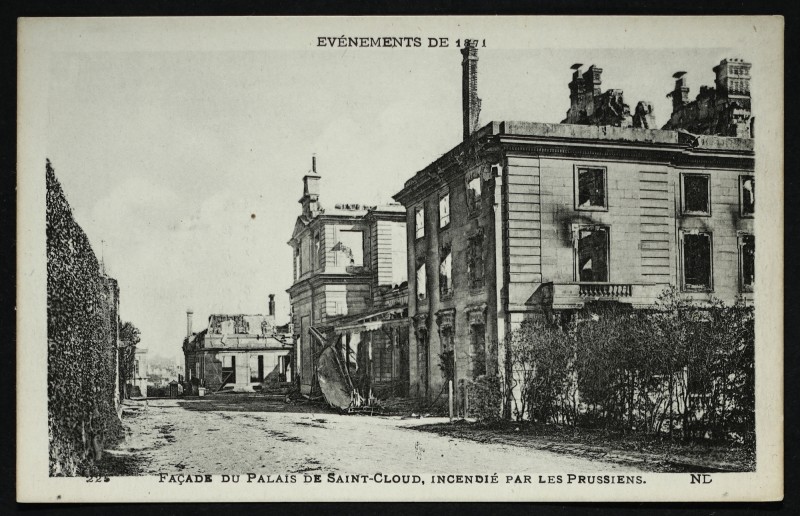 Carte postale ancienne Evènement de 1871 - Façade du Palais de Saint-Cloud, incendié par les Prussiens à Saint-Cloud