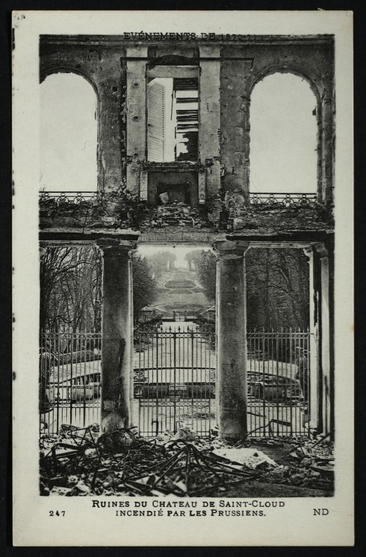 Carte postale ancienne Ruines du Château de Saint-Cloud incendié par les Prussiens à Saint-Cloud