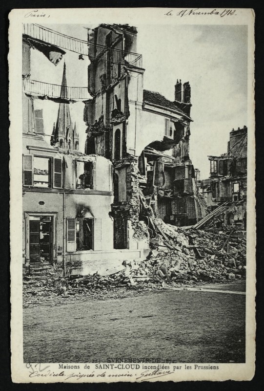 Carte postale ancienne Maisons de Saint-cloud incendiées par les Prussiens à Saint-Cloud