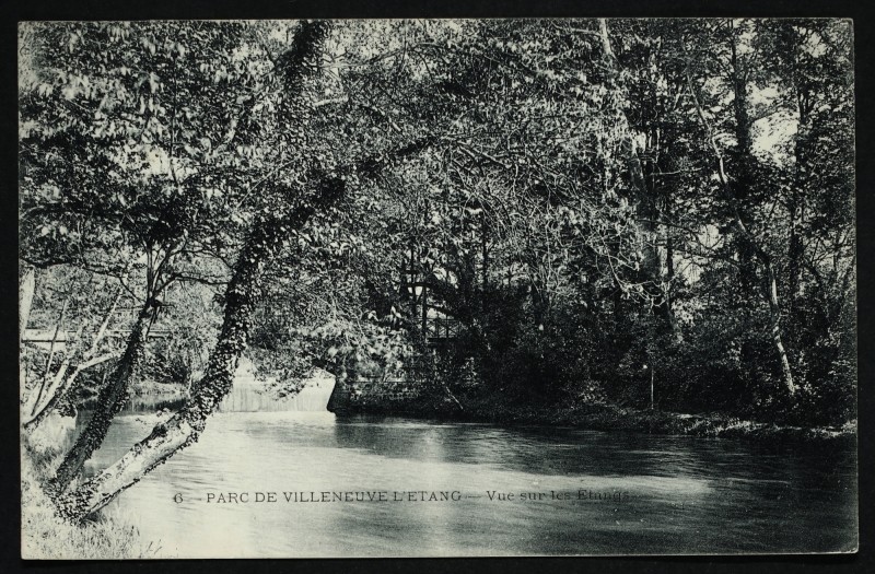 Carte postale ancienne Parc de Villeneuve l'Etang - Vue sur les étangs à Saint-Cloud