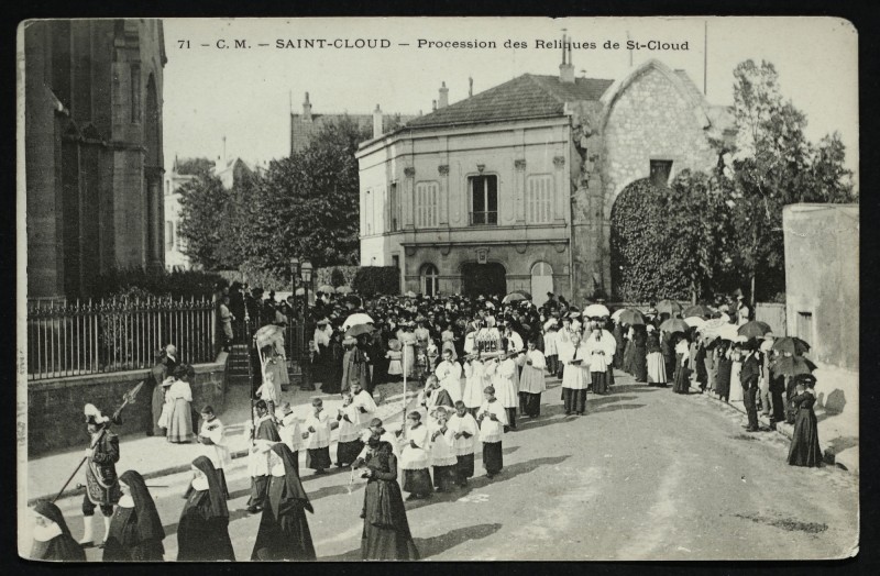 Carte postale ancienne Procession des Reliques de St-Cloud à Saint-Cloud