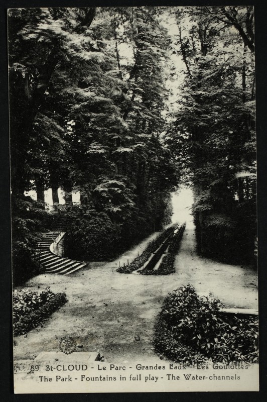 Carte postale ancienne Le Parc - Grandes Eaux - Les Goulottes - The Park - Fountains in full play - The Water-channels à Saint-Cloud