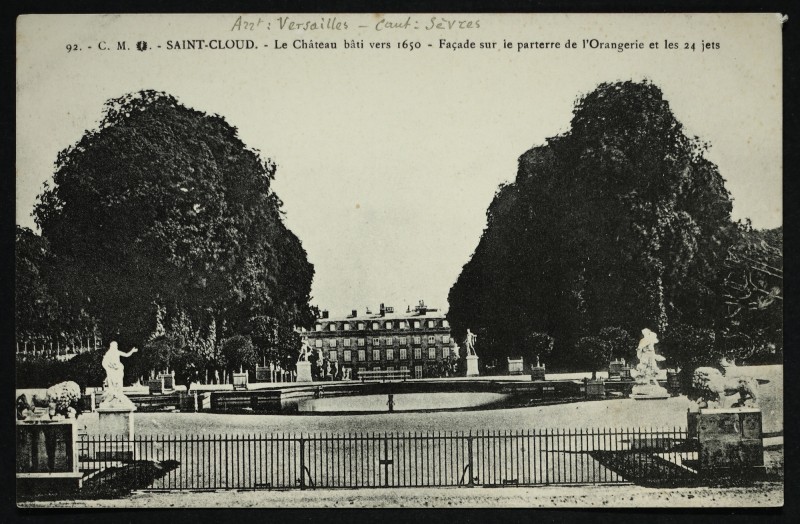 Carte postale ancienne Le Château bâti vers 1650 - Façade sur le parterre de l'Orangerie et les 24 jets à Saint-Cloud