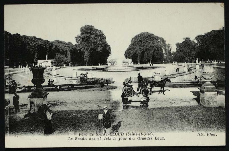 Carte postale ancienne Le Bassin des 24 jets le jour des Grandes Eaux à Saint-Cloud
