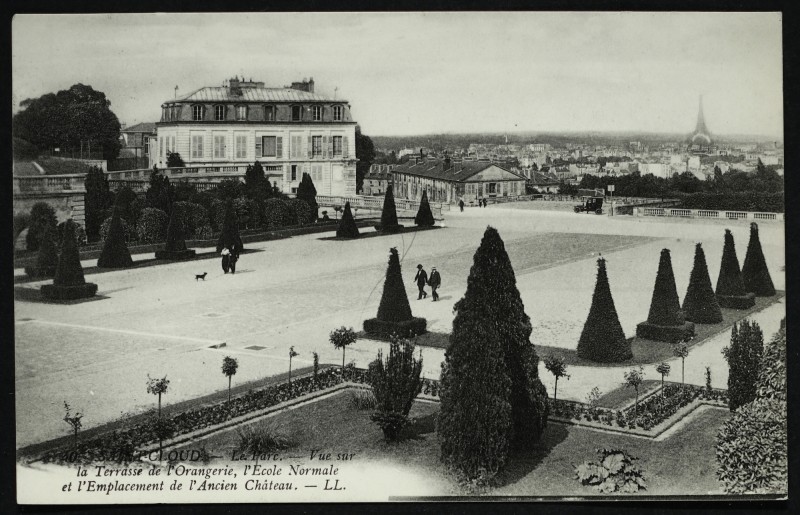 Carte postale ancienne Vue sur la Terrasse de l'Orangerie, l'Ecole Normale et l'emplacement de l'Ancien Château à Saint-Cloud