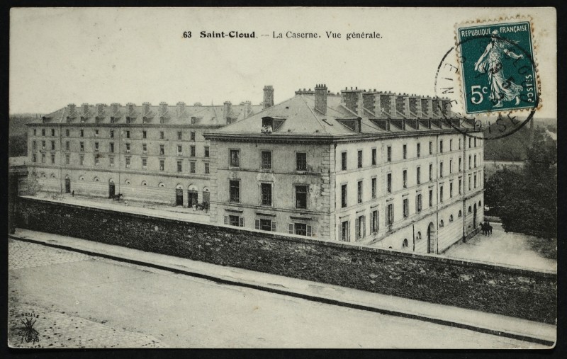 Carte postale ancienne La caserne. Vue générale à Saint-Cloud